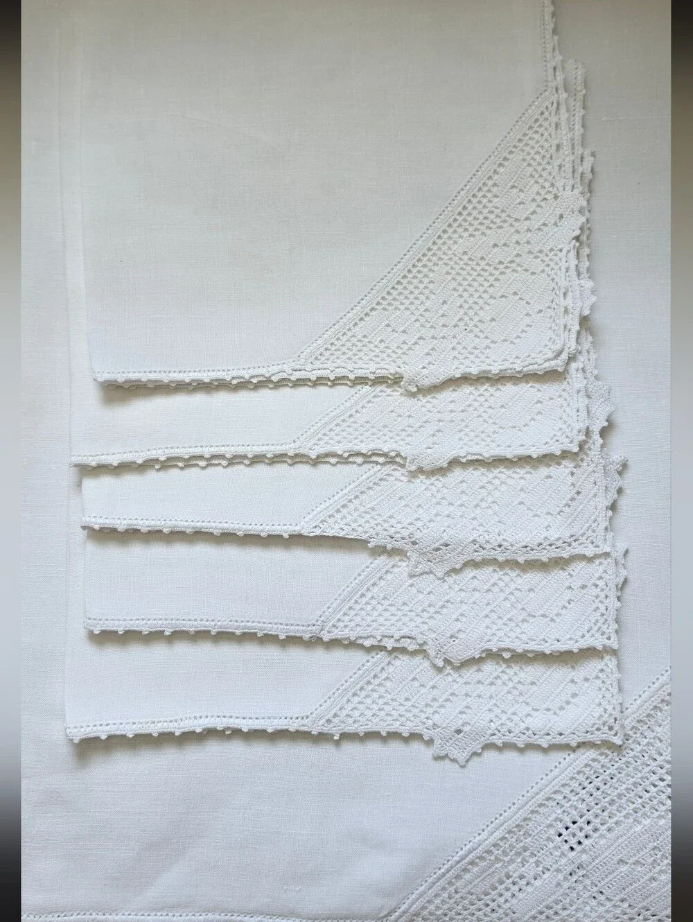 SET OF FIVE VINTAGE LINEN AND FILET CROCHET NAPKINS WITH MATCHING TABLECLOTH